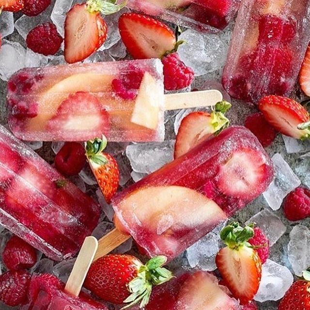 Yay summer lollipops 🍭😍👅 #summersummertime #love #lollipop #makeeverydayyourrunway #cominocouture 💋